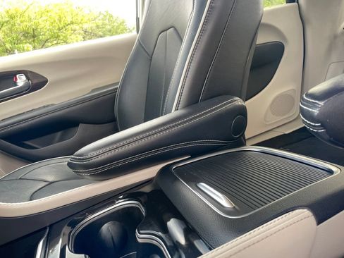 Used 2022 Chrysler Pacifica Limited FWD image 20