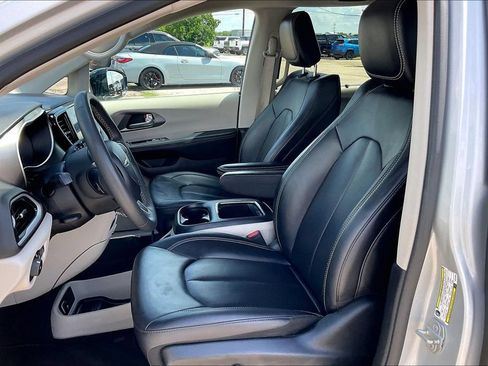 Certified 2024 Chrysler Pacifica Touring-L FWD image 18