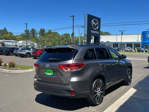 Used 2018 Toyota Highlander SE AWD/4WD image 16