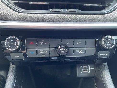 Used 2023 Jeep Compass Latitude image 25