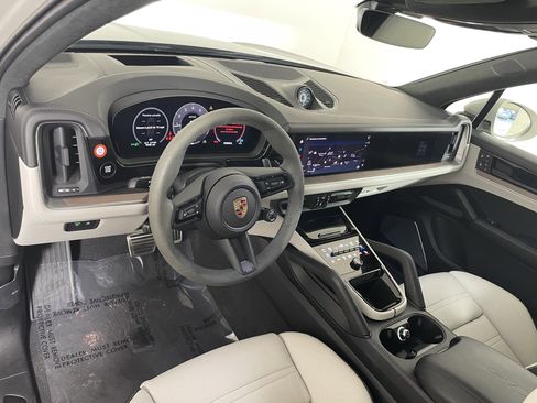 Used 2025 Porsche Cayenne GTS AWD/4WD image 4