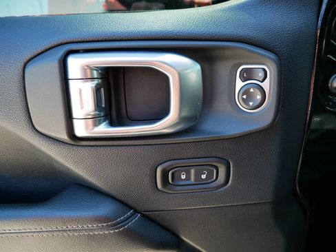 Used 2018 Jeep Wrangler Unlimited Sahara AWD/4WD image 19