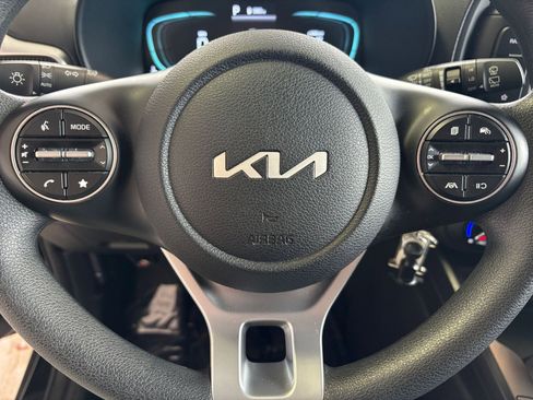 Used 2025 Kia Soul LX w/ LX Technology Package FWD image 26