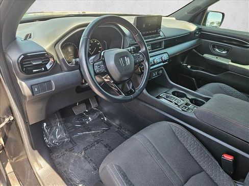 Used 2025 Honda Pilot Sport image 9