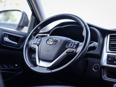 Used 2019 Toyota Highlander XLE AWD/4WD image 25