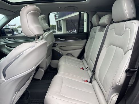 Used 2022 Jeep Grand Cherokee Overland w/ Luxury Tech Group IV image 40