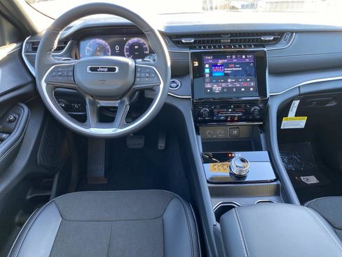 New 2025 Jeep Grand Cherokee Laredo image 9