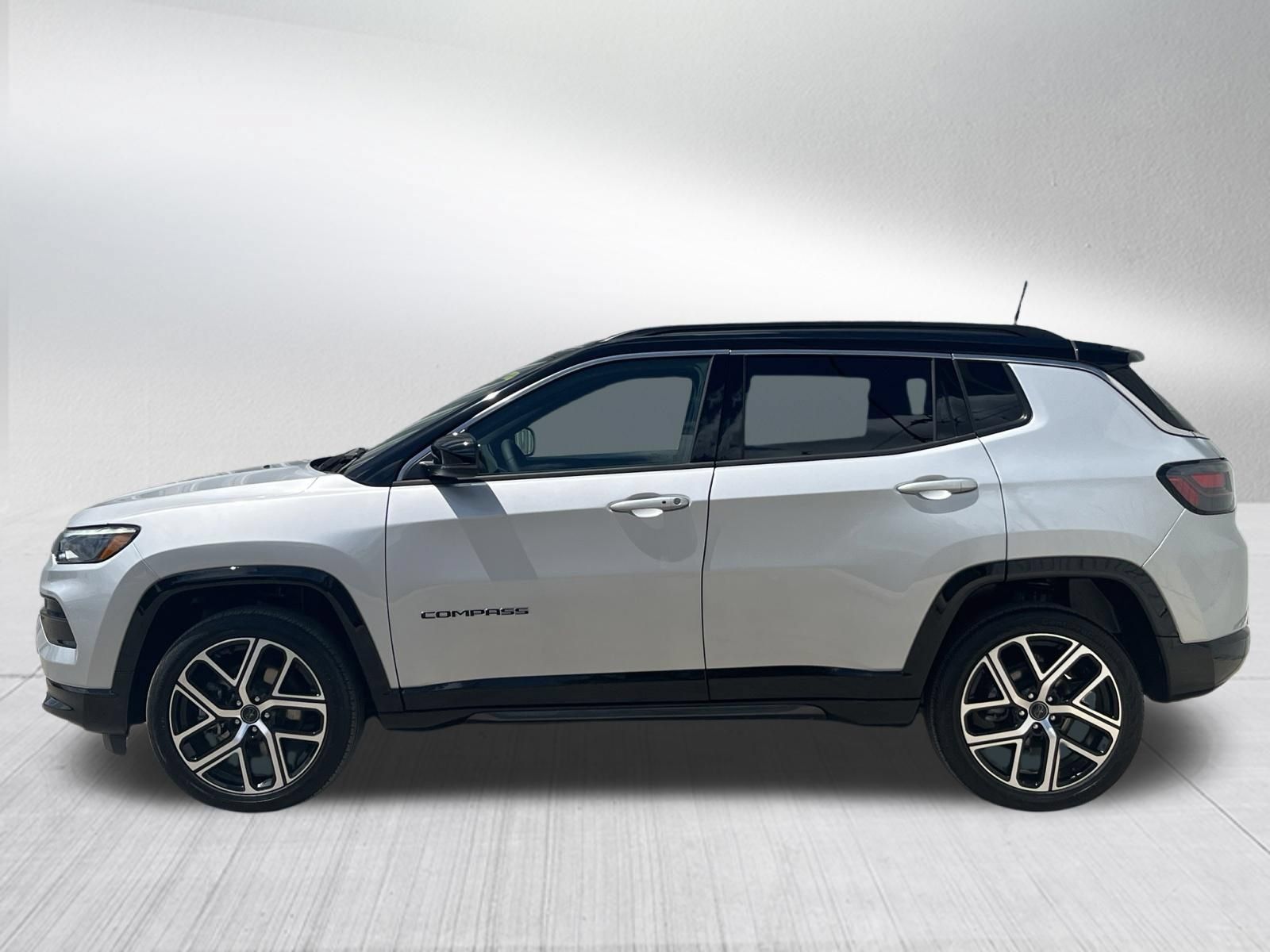 Used 2025 Jeep Compass Limited w/ Elite Group AWD/4WD image 4