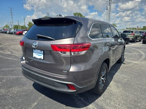 Used 2018 Toyota Highlander Plus FWD image 4