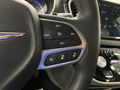 Used 2024 Chrysler Pacifica Touring-L FWD image 17