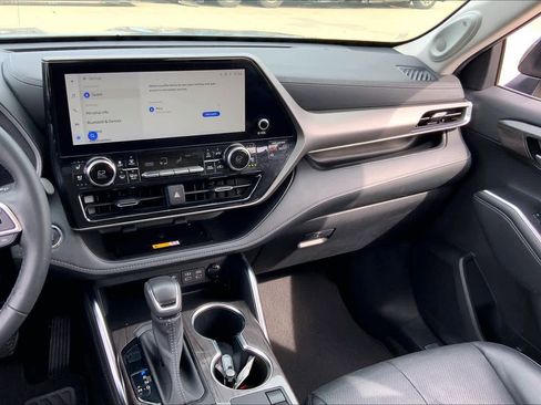 Used 2023 Toyota Highlander Limited FWD image 11