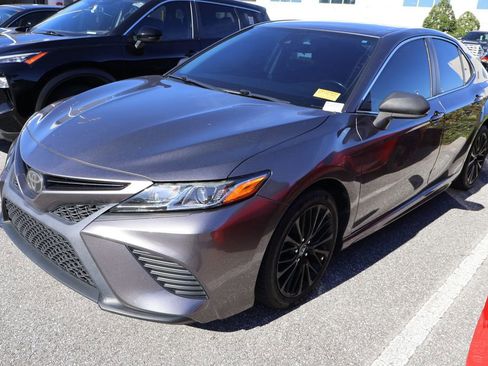 Used 2019 Toyota Camry SE image 2
