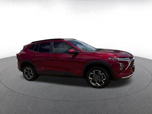 Used 2025 Chevrolet Trax LT FWD image 2