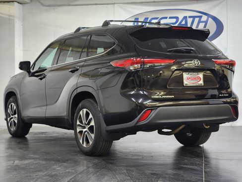 Used 2020 Toyota Highlander XLE AWD/4WD image 9
