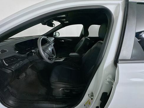 Used 2025 Buick Envista Preferred image 13