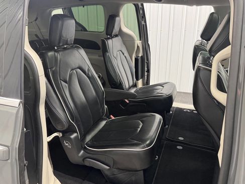 Used 2023 Chrysler Pacifica Limited FWD image 23