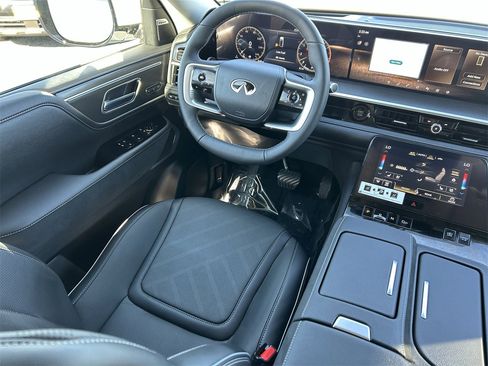 New 2026 INFINITI QX80 Luxe image 18