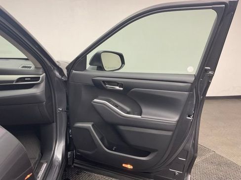 Used 2023 Toyota Highlander XLE AWD/4WD image 22