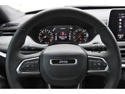 Used 2025 Jeep Compass Latitude AWD/4WD image 10
