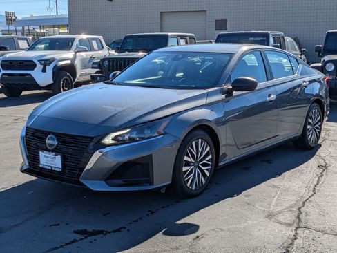Used 2025 Nissan Altima 2.5 SV FWD image 10