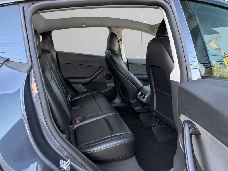 Used 2022 Tesla Model Y Long Range AWD/4WD image 12