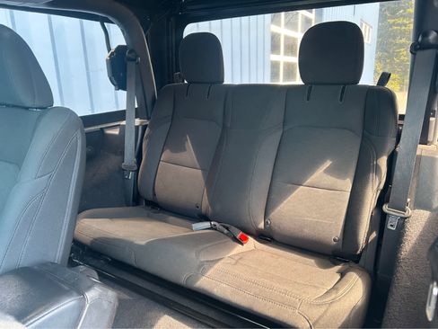 Used 2019 Jeep Wrangler Sport image 9