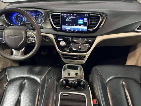 Used 2022 Chrysler Pacifica Touring-L image 4