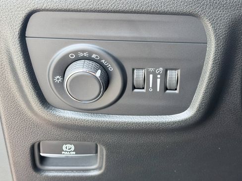 Used 2025 Jeep Grand Cherokee Laredo X RWD image 12
