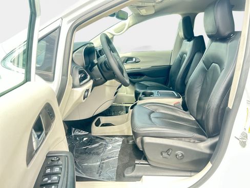 Used 2022 Chrysler Pacifica Touring-L FWD image 11