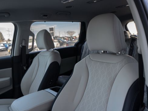New 2026 Kia Carnival EX FWD image 31