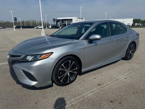 Used 2018 Toyota Camry SE image 3