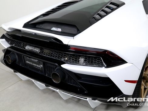 Used 2020 Lamborghini Huracan EVO image 30