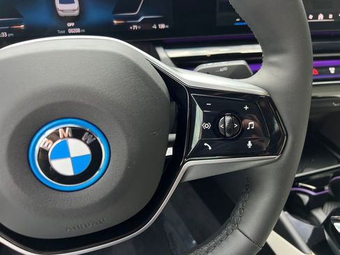 Used 2024 BMW i5 eDrive40i w/ Convenience Package image 44