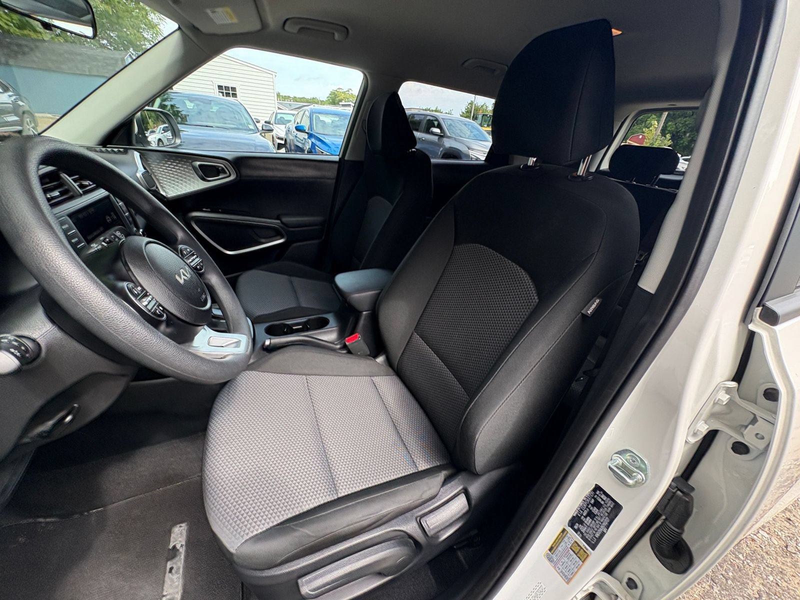 Used 2025 Kia Soul LX w/ LX Technology Package FWD image 31