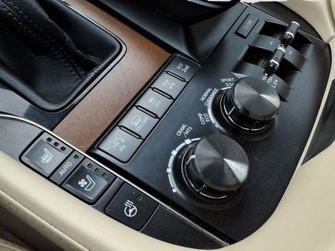 Used 2018 Lexus LX 570 4WD w/ Luxury Package image 19