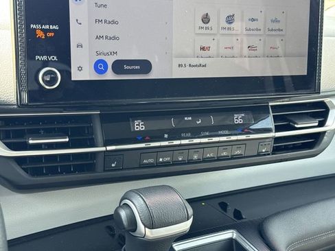 Used 2025 Toyota Sienna XLE FWD image 21