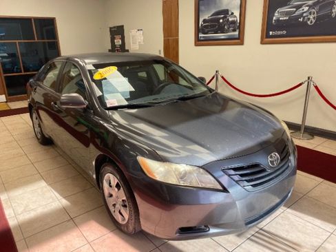 Used 2009 Toyota Camry LE FWD image 3