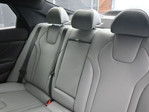 Used 2025 Hyundai Elantra Limited image 19