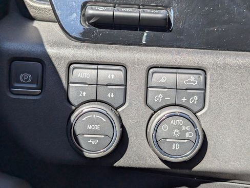 Used 2022 Chevrolet Silverado 1500 ZR2 w/ Technology Package image 28