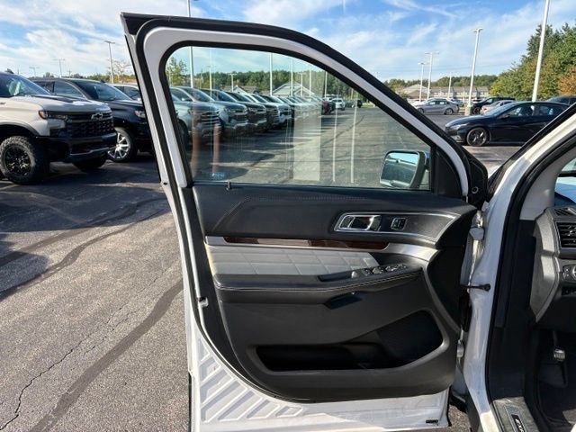 Used 2016 Ford Explorer Platinum AWD/4WD image 9