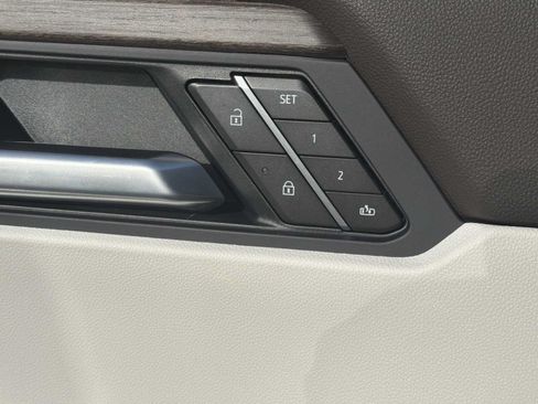 Used 2025 GMC Acadia Denali w/ Super Cruise Package FWD image 17