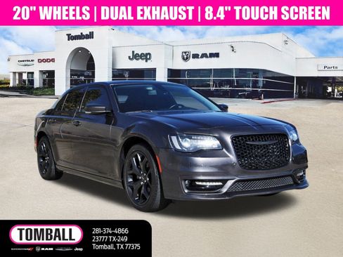 Used 2022 Chrysler 300 Touring L image 1
