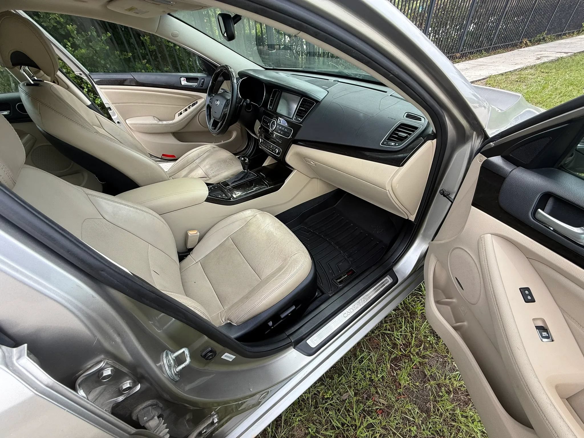 Used 2014 Kia Cadenza Premium w/ Luxury Package FWD image 9