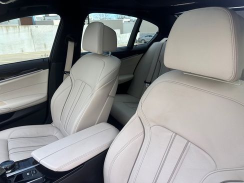 Used 2020 BMW M550i xDrive w/ Dynamic Handling Package image 16