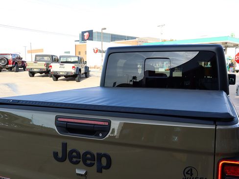 Used 2025 Jeep Gladiator Willys image 15