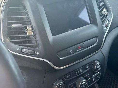 Used 2019 Jeep Cherokee Latitude Plus w/ Comfort/Convenience Group AWD/4WD image 6
