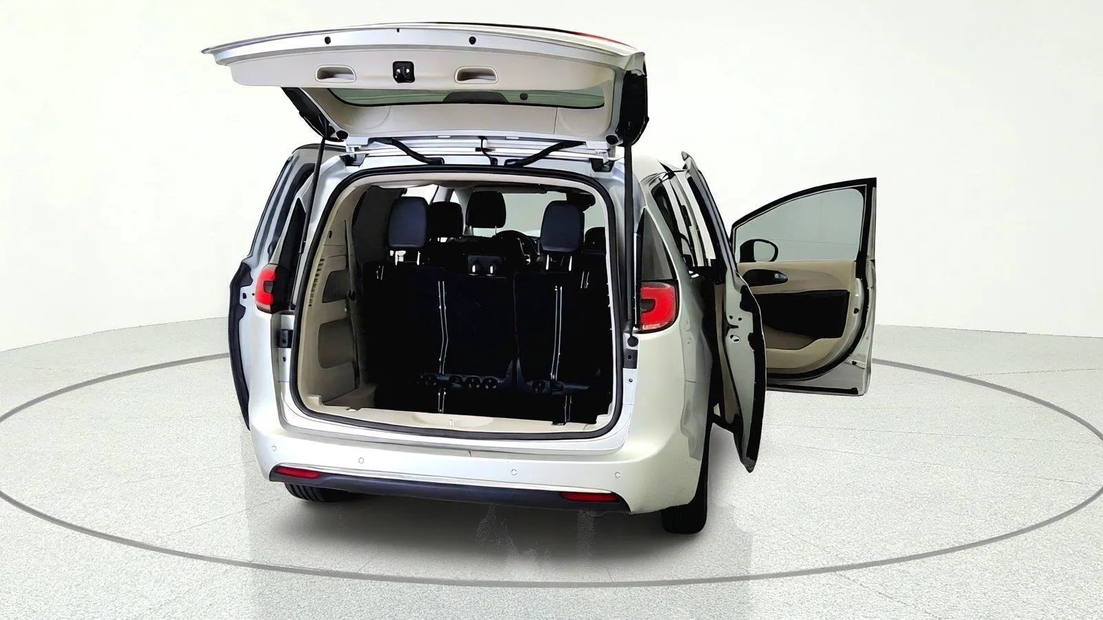 Used 2024 Chrysler Pacifica Touring-L FWD image 11
