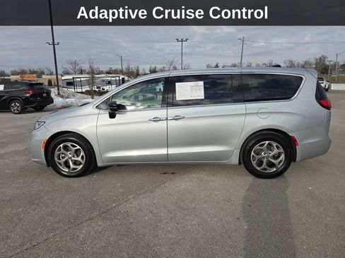 Used 2024 Chrysler Pacifica Limited image 2