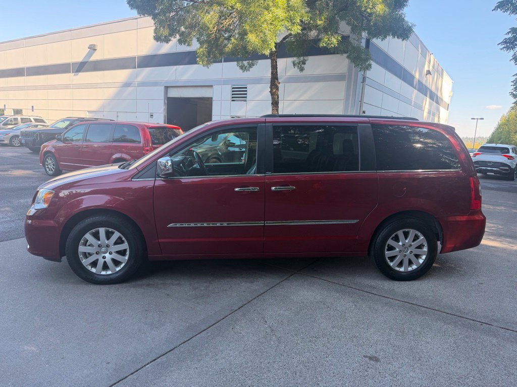 Used 2012 Chrysler Town & Country Touring-L w/ Driver Convenience Group FWD image 7