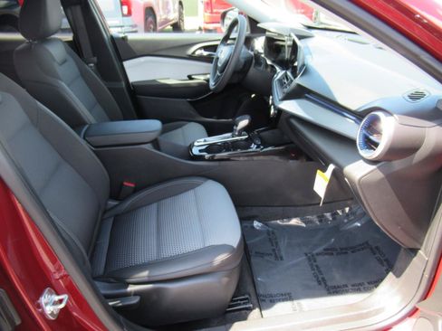 Certified 2024 Chevrolet Trax LT FWD image 10